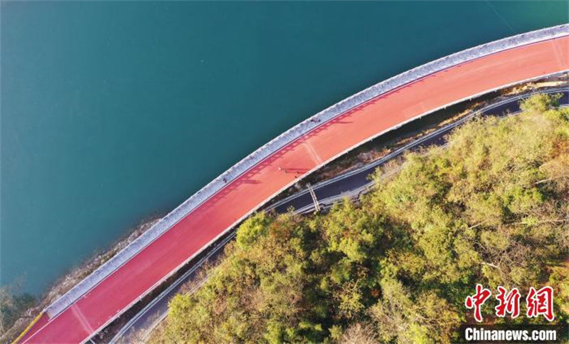 La voie verte de la ? Nostalgie ? du système de marche lente, située dans la ville de Tongren, au Mont Fanjing, dans la province du Guizhou (sud de la Chine). (Li He/China News Service)