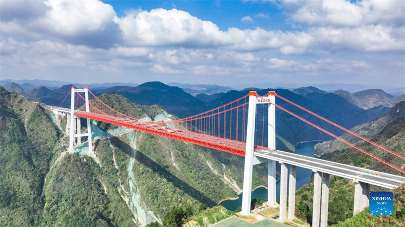 Guizhou : le pont de Yangbaoshan effectue un test de charge statique