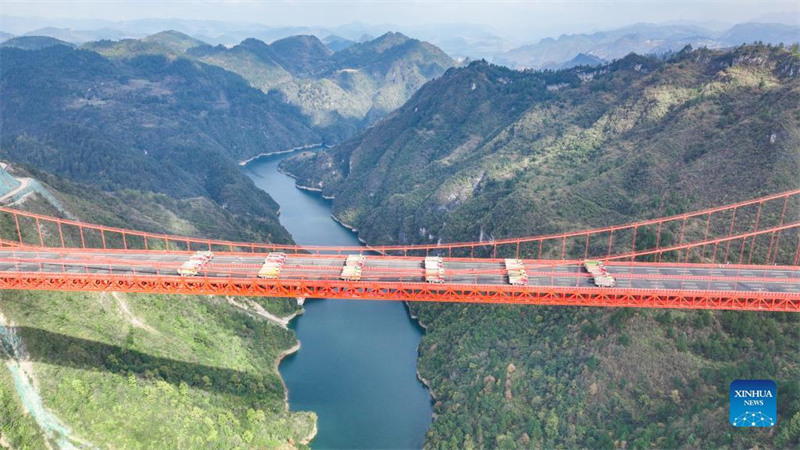 Guizhou : le pont de Yangbaoshan effectue un test de charge statique