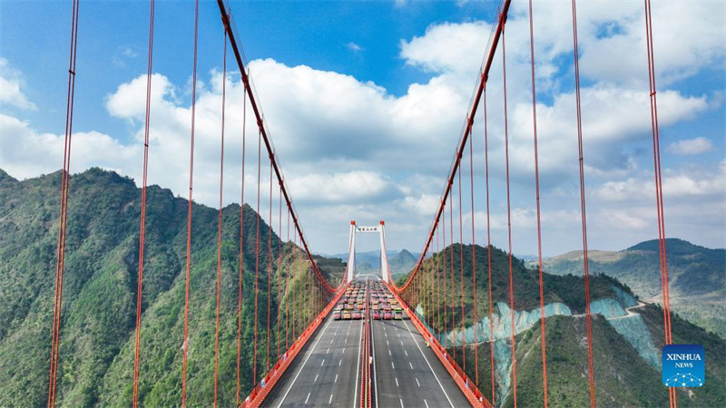 Guizhou : le pont de Yangbaoshan effectue un test de charge statique