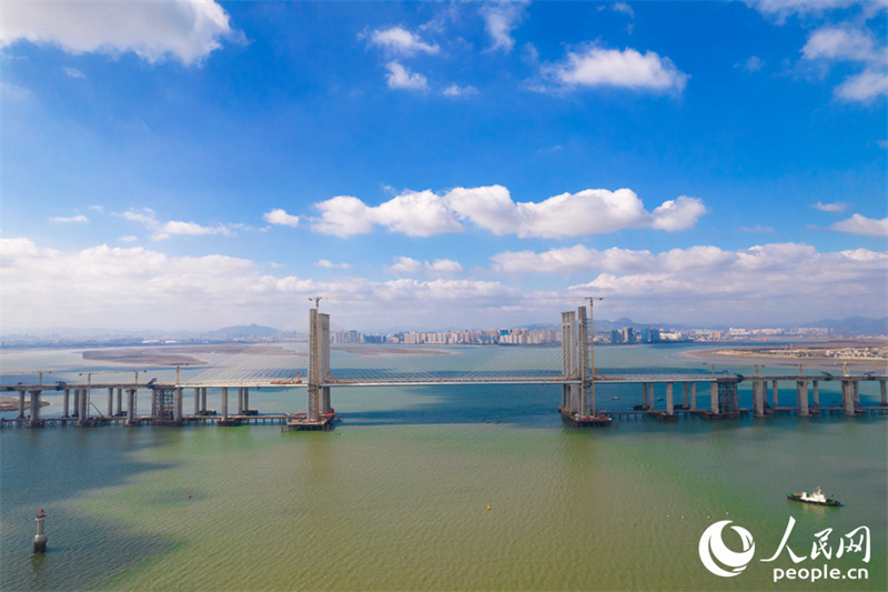 Achèvement du premier pont transocéanique de chemin de fer à grande vitesse de Chine