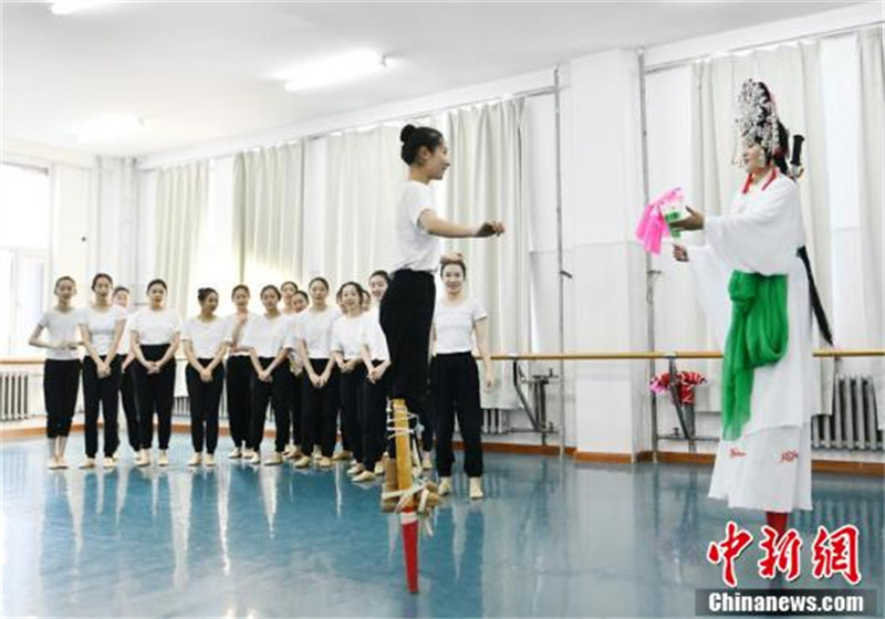 Des artistes folkloriques de Changchun sont entrés dans les universités pour apprendre aux étudiants à monter sur des échasses