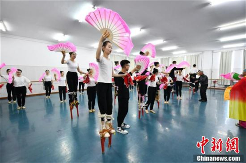 Des artistes folkloriques de Changchun sont entrés dans les universités pour apprendre aux étudiants à monter sur des échasses