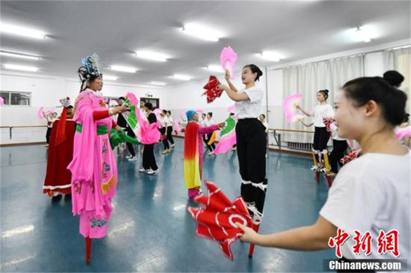 Des artistes folkloriques de Changchun sont entrés dans les universités pour apprendre aux étudiants à monter sur des échasses