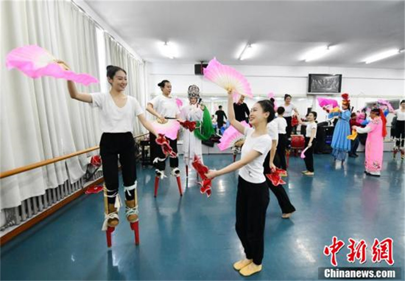 Des artistes folkloriques de Changchun sont entrés dans les universités pour apprendre aux étudiants à monter sur des échasses