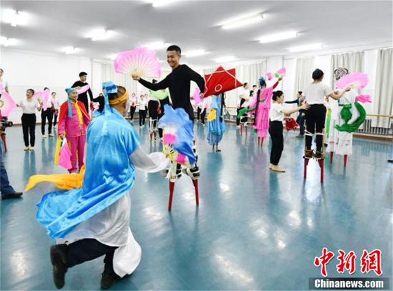 Des artistes folkloriques de Changchun sont entrés dans les universités pour apprendre aux étudiants à monter sur des échasses