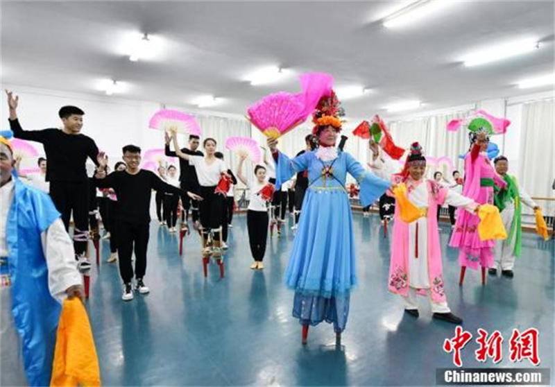 Des artistes folkloriques de Changchun sont entrés dans les universités pour apprendre aux étudiants à monter sur des échasses