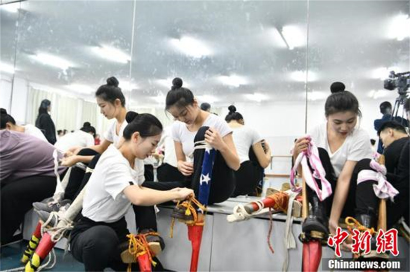 Des artistes folkloriques de Changchun sont entrés dans les universités pour apprendre aux étudiants à monter sur des échasses