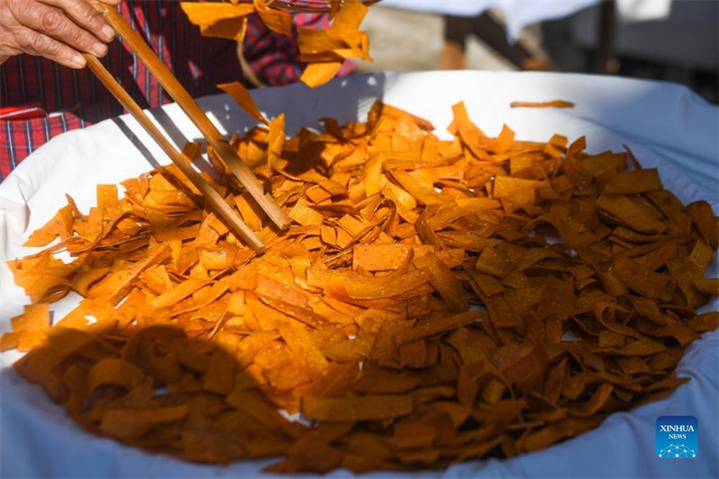 Zhejiang : des villageois préparent des chips de patate douce comme délices d'hiver