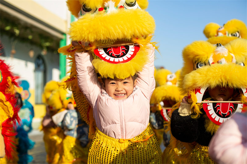 Jiangsu : des enfants de maternelle s'amusent en pratiquant la danse du lion