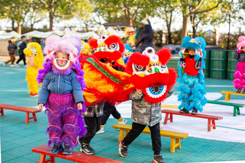 Jiangsu : des enfants de maternelle s'amusent en pratiquant la danse du lion