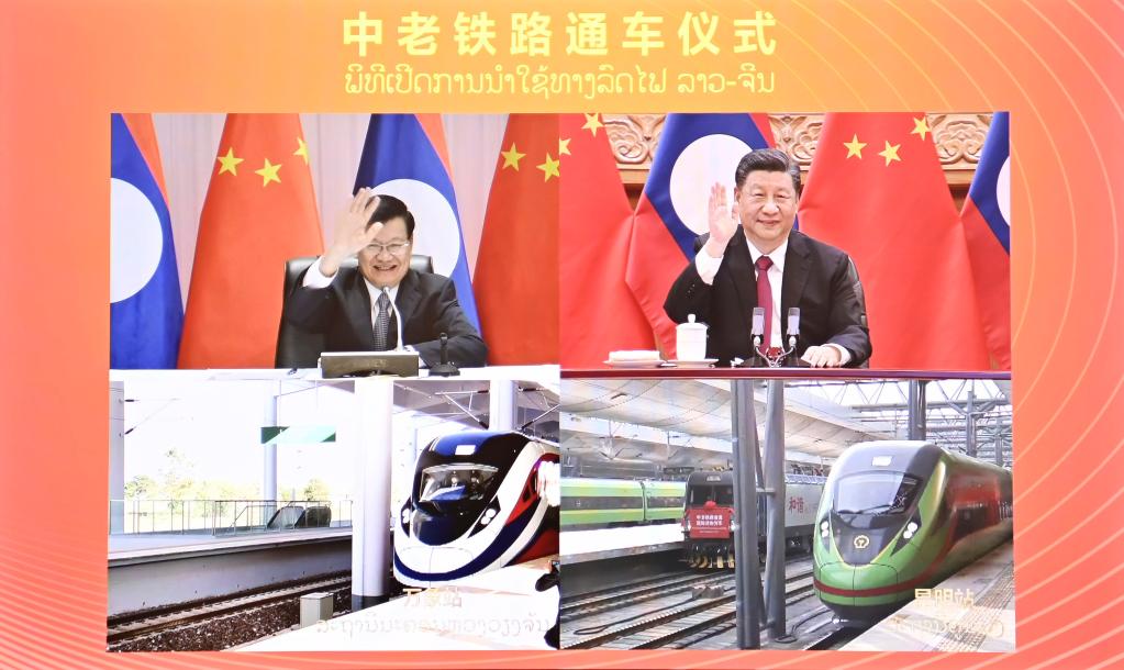 Xi Jinping et Thongloun Sisoulith assistent par liaison vidéo à l'inauguration du chemin de fer Chine-Laos