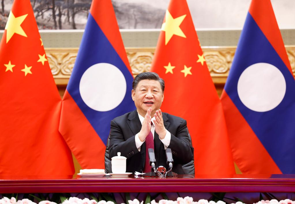 Xi Jinping et Thongloun Sisoulith assistent par liaison vidéo à l'inauguration du chemin de fer Chine-Laos