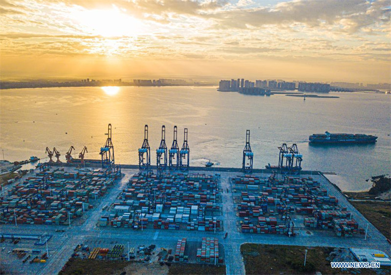 Chine : lever du soleil sur le port international de conteneurs Yangpu à Hainan