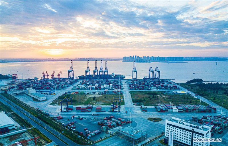 Chine : lever du soleil sur le port international de conteneurs Yangpu à Hainan