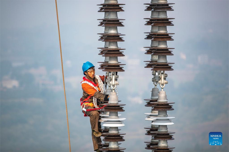 Des ? Spider-Men ? travaillent pour un projet de transmission d'électricité à Chongqing