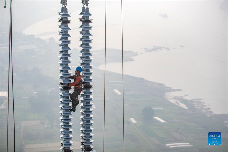 Des ? Spider-Men ? travaillent pour un projet de transmission d'électricité à Chongqing