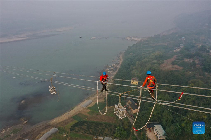 Des ? Spider-Men ? travaillent pour un projet de transmission d'électricité à Chongqing