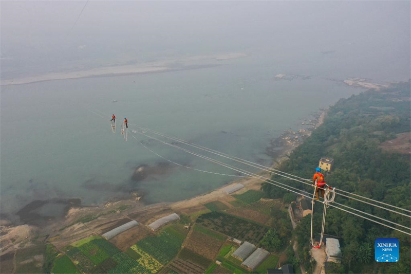 Des ? Spider-Men ? travaillent pour un projet de transmission d'électricité à Chongqing