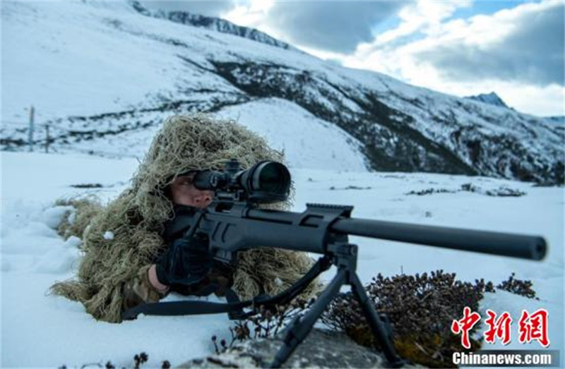 L'équipe de policiers spéciaux chinois ? Loups des neiges ? sur le plateau enneigé du Tibet