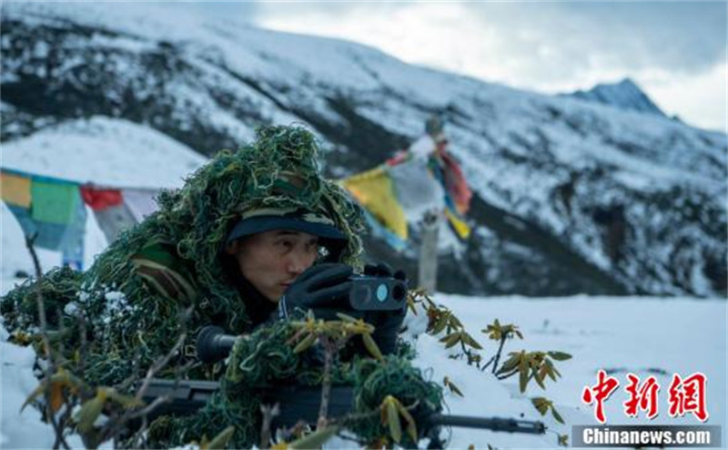 L'équipe de policiers spéciaux chinois ? Loups des neiges ? sur le plateau enneigé du Tibet