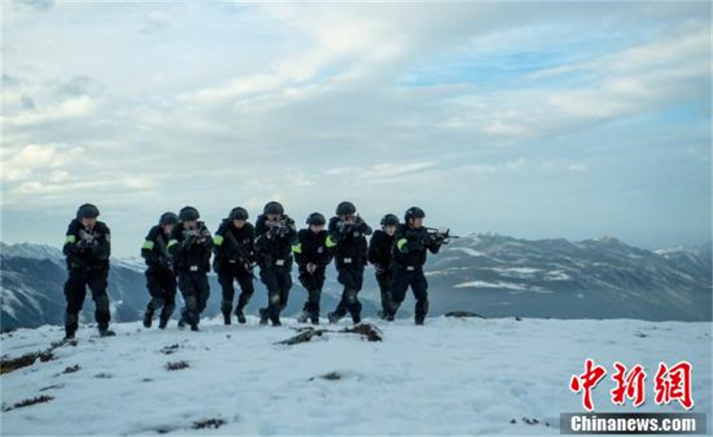 L'équipe de policiers spéciaux chinois ? Loups des neiges ? sur le plateau enneigé du Tibet