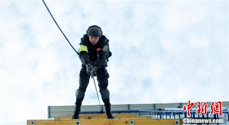 L'équipe de policiers spéciaux chinois ? Loups des neiges ? sur le plateau enneigé du Tibet