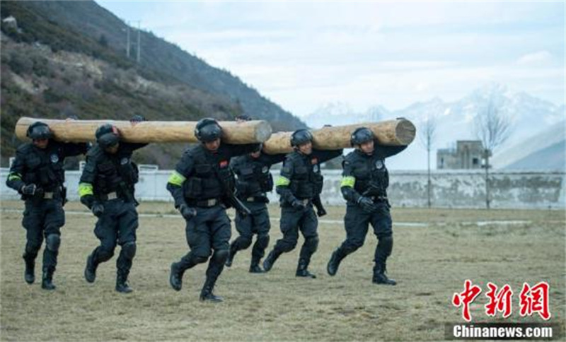 L'équipe de policiers spéciaux chinois ? Loups des neiges ? sur le plateau enneigé du Tibet