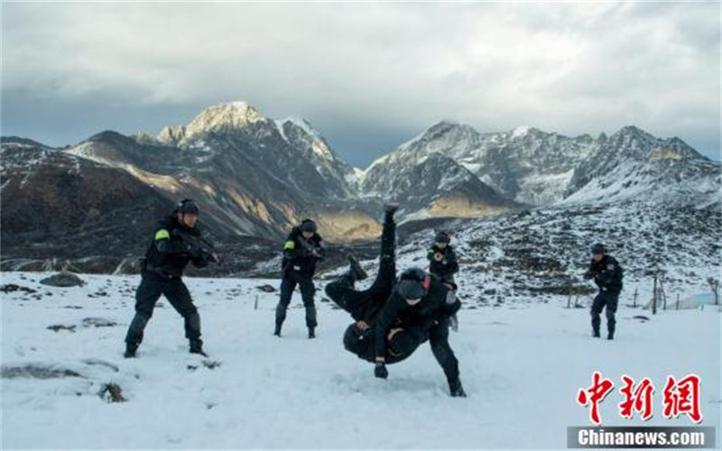 L'équipe de policiers spéciaux chinois ? Loups des neiges ? sur le plateau enneigé du Tibet