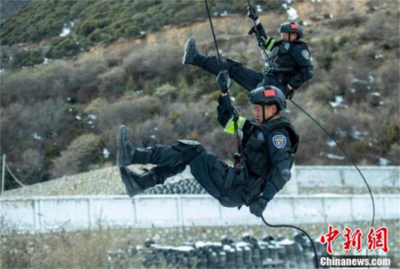 L'équipe de policiers spéciaux chinois ? Loups des neiges ? sur le plateau enneigé du Tibet