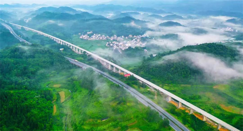 Deux magnifiques trains à grande vitesse mis en service en Chine aujourd'hui