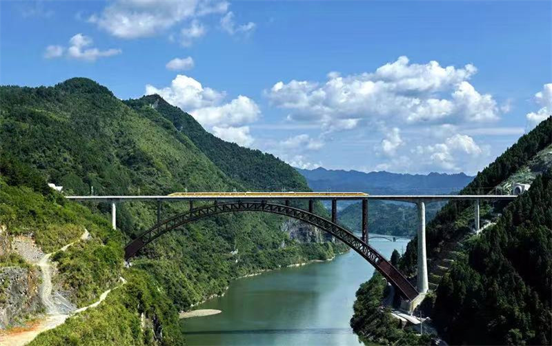 Deux magnifiques trains à grande vitesse mis en service en Chine aujourd'hui