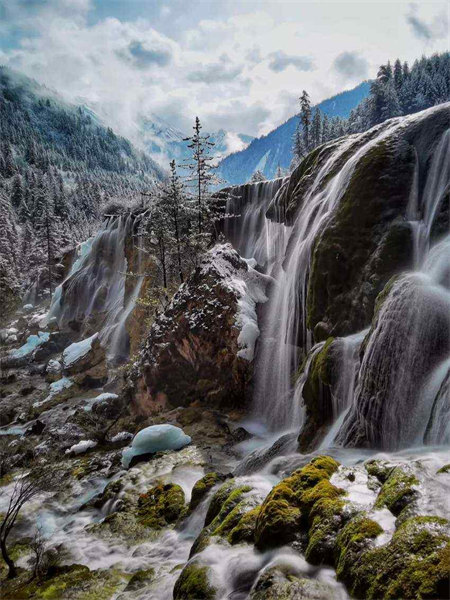 La danse des neiges de la vallée de Jiuzhaigou