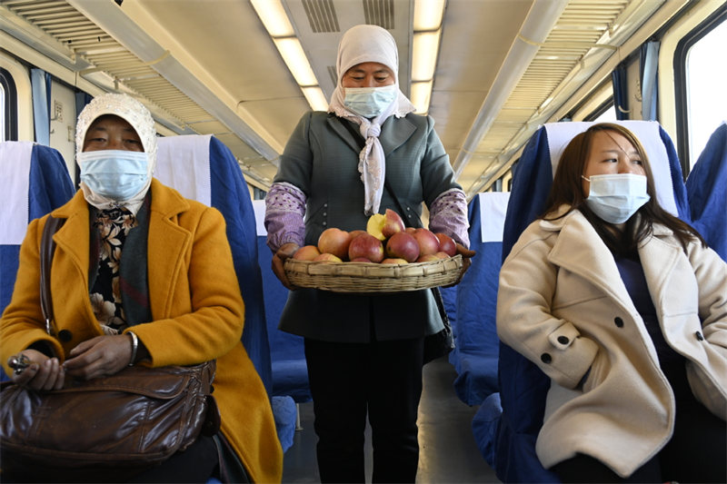 Un train de pommes apporte la prospérité aux agriculteurs du Yunnan