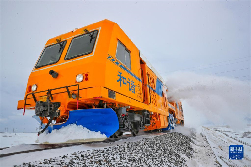 Xinjiang : dans la neige et le vent, la souffleuse à neige améliorée sort en force