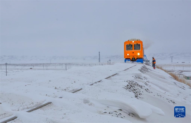 Xinjiang : dans la neige et le vent, la souffleuse à neige améliorée sort en force