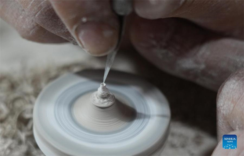 Jingdezhen : un artisan dédié à la céramique miniature