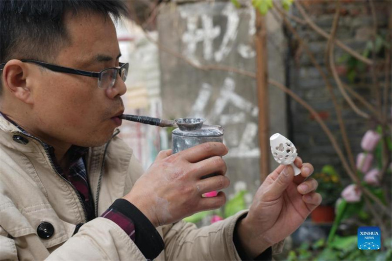 Jingdezhen : un artisan dédié à la céramique miniature