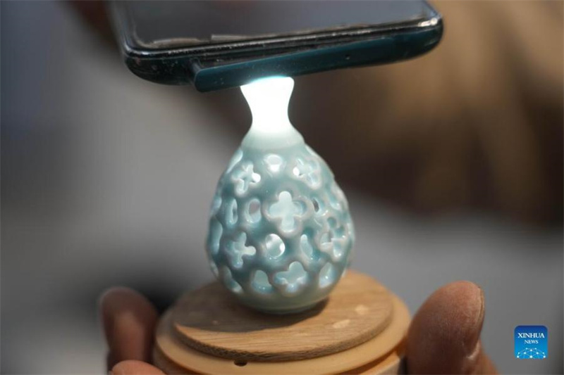 Jingdezhen : un artisan dédié à la céramique miniature