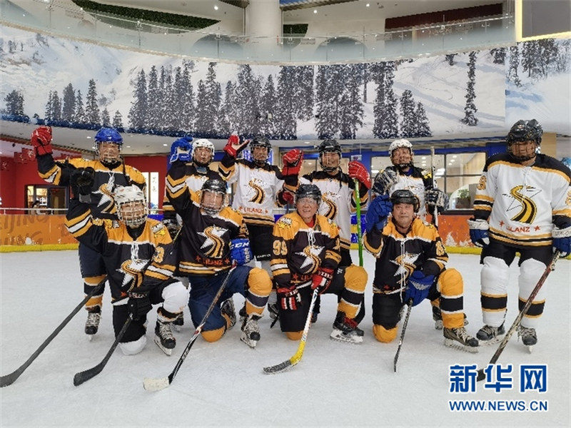 Lao Cao et son équipe senior de hockey sur glace 