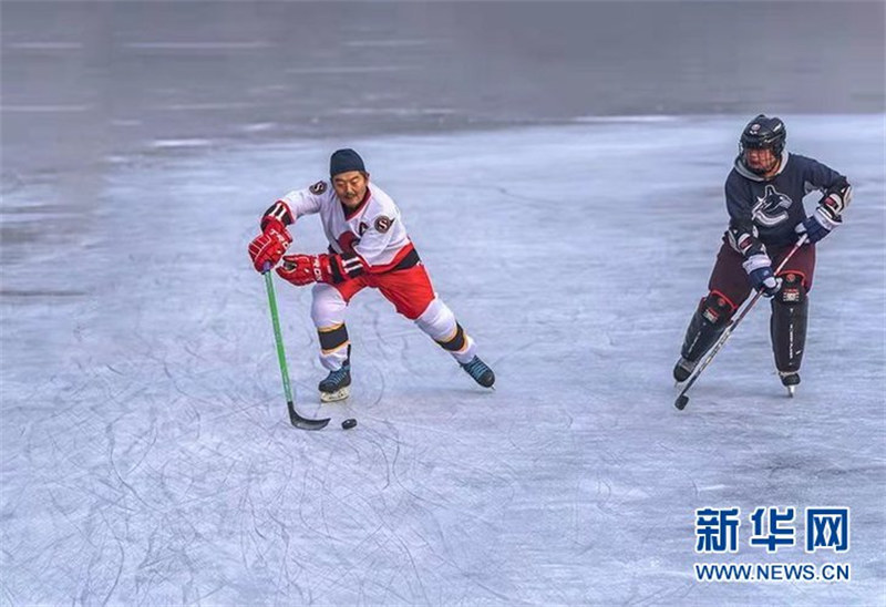 Lao Cao et son équipe senior de hockey sur glace 