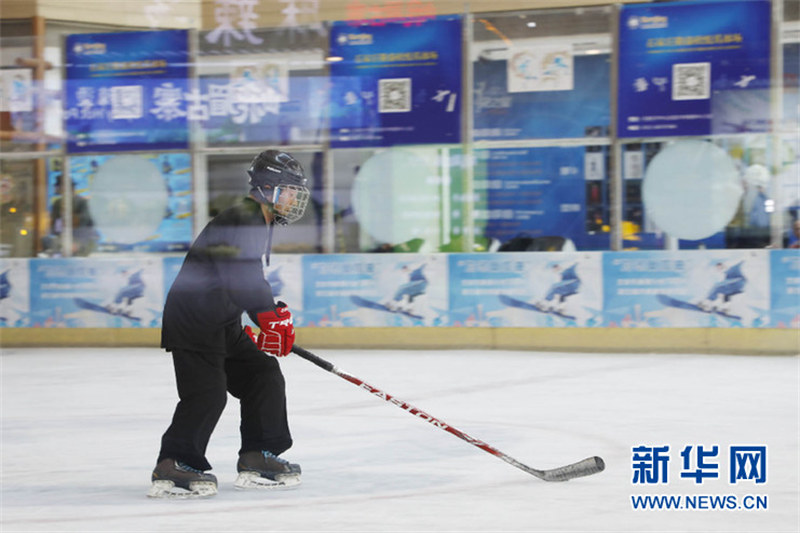 Lao Cao et son équipe senior de hockey sur glace 