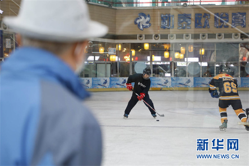 Lao Cao et son équipe senior de hockey sur glace 