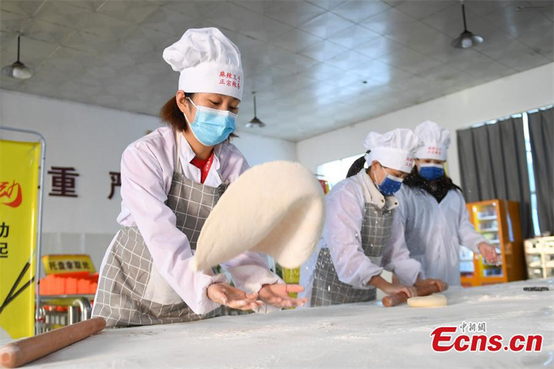 Une cantine d'usine fait des raviolis épicés géants pour célébrer le solstice d'hiver