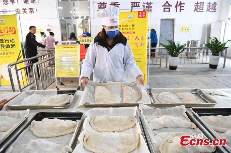 Une cantine d'usine fait des raviolis épicés géants pour célébrer le solstice d'hiver