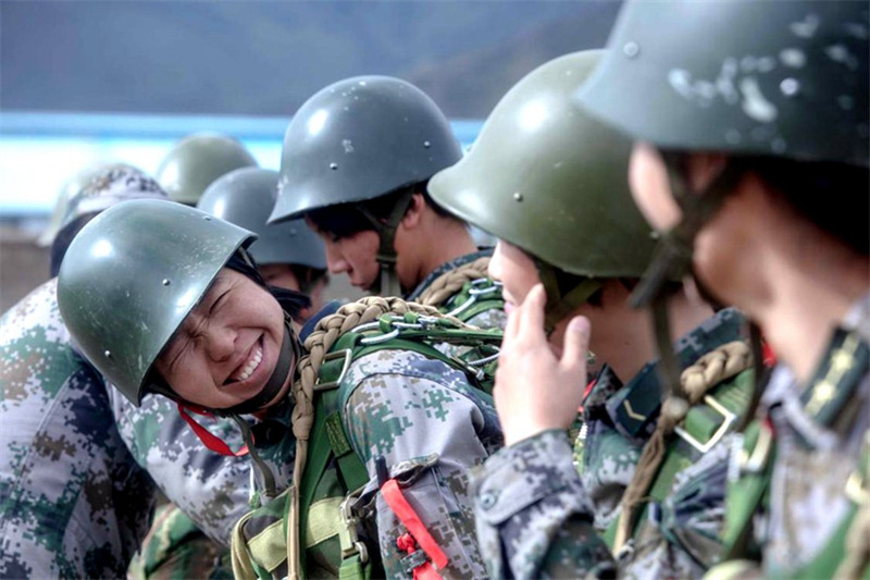 Des femmes soldats réalisent leur premier saut en parachute au Tibet