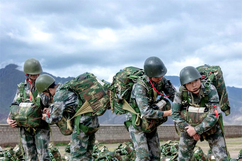 Des femmes soldats réalisent leur premier saut en parachute au Tibet