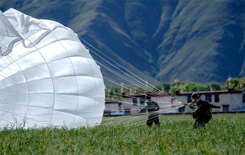 Des femmes soldats réalisent leur premier saut en parachute au Tibet