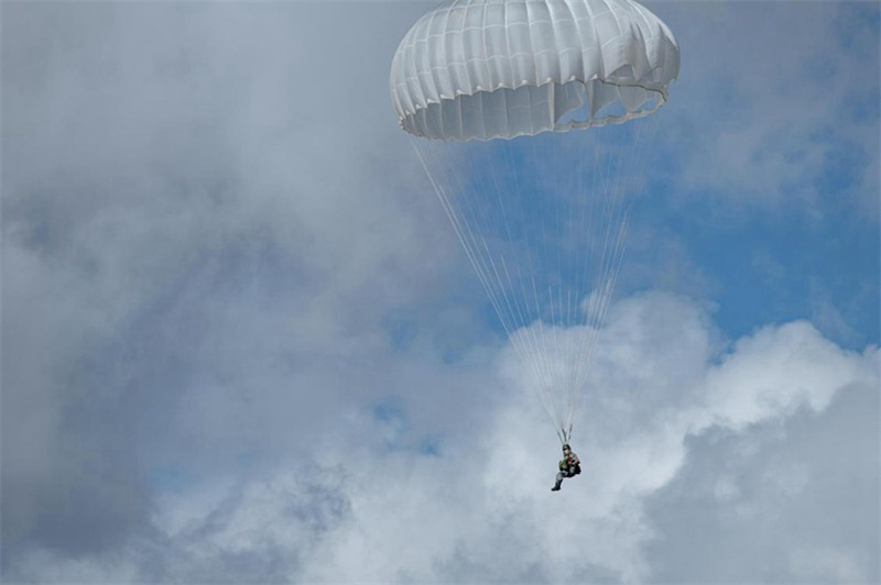 Des femmes soldats réalisent leur premier saut en parachute au Tibet