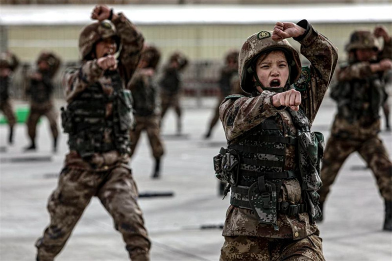 Des femmes soldats réalisent leur premier saut en parachute au Tibet